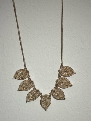 Rose gold necklace like new with leaf details
