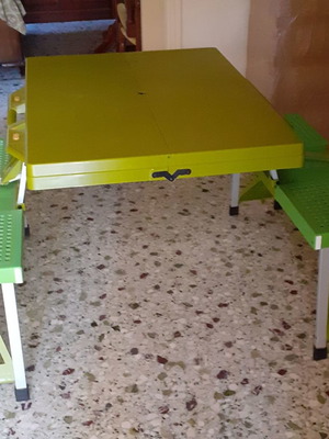 ΤΡΑΠΕΖΙ CAMPING ΜΕ 4 ΚΑΘΙΣΜΑΤΑ ΕΝΣΩΜΑΤΩΜΕΝΑ