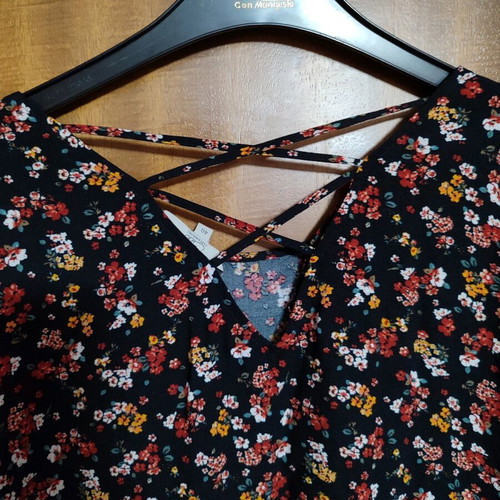 Floral mini dress L like new with crisscross detail on back