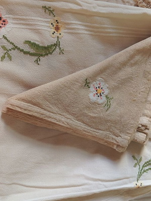Tablecloth like new 2.10x1.40 with 6 napkins