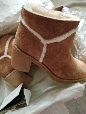 Γυναικεία μποτάκια UGG Australia καινούργια, νούμερο 34, καφέ-ταμπά