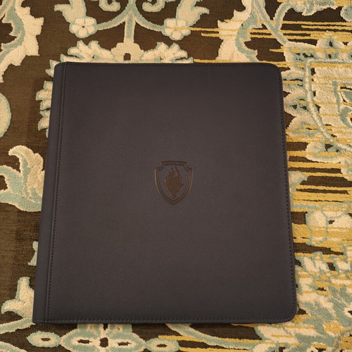 Big Sleeve Binder with 480 Pockets and Zipper, Like New