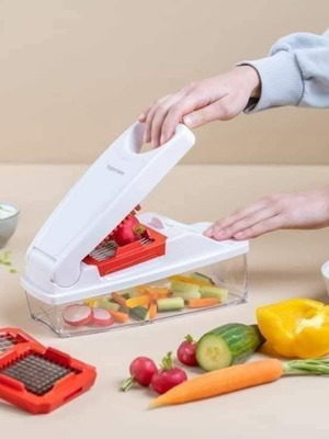 Tupperware Vegetable Cutter new with 3 blades and 1L container