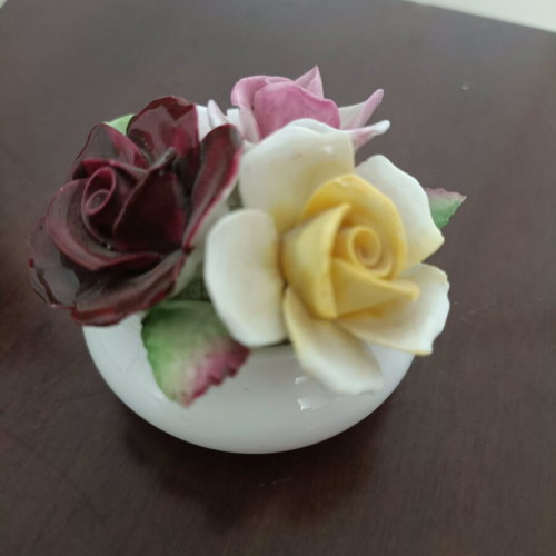 Royal Doulton small decorative piece with flowers like new, 6 cm