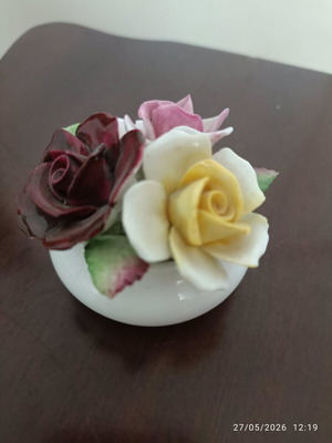 Royal Doulton small decorative piece with flowers like new, 6 cm