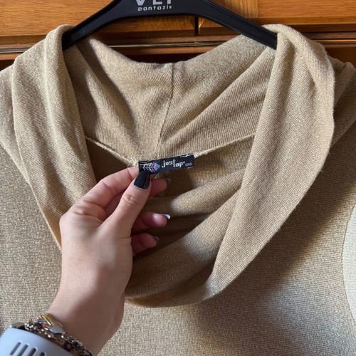 Sleeveless knitted blouse with gold thread new, beige gold