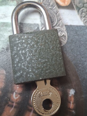 Small padlock like new
