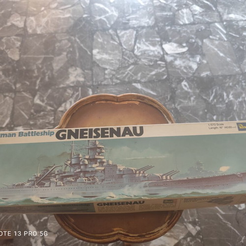 Revell German Battleship Gneisenau model kit 1/570 scale