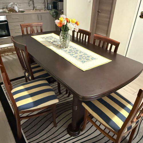 Wooden dining set like new with 6 chairs