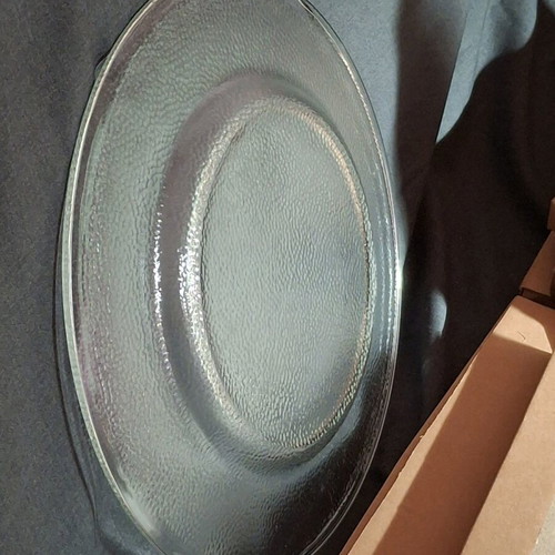 Glass serving platter new, approximately 30 cm diameter