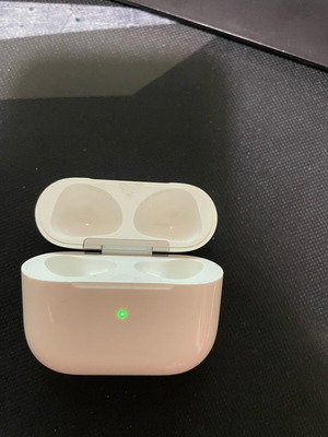 Apple AirPods калъф използван, без слушалки