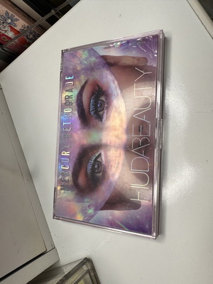 Huda Beauty Retro Grade Palette like new with broken closure