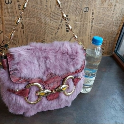 Gucci small pink leather shoulder bag used with fur and gold details