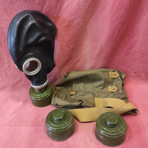 Gas mask new with 3 filters and carrying case