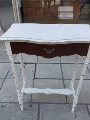 Самостоятелна дървена масичка като нова, размери 60x30x80 см