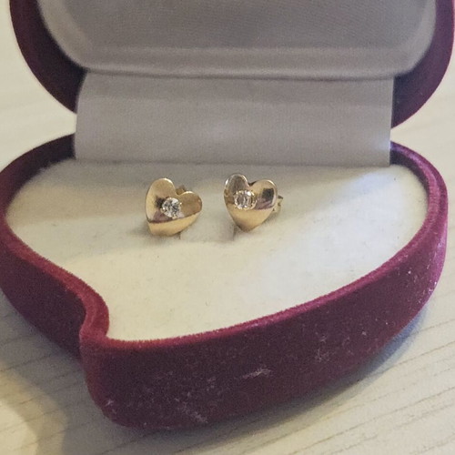 K14 Gold Heart Stud Earrings like new, 1.05g