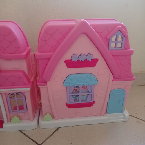 Dollhouse like new with furniture, portable suitcase design