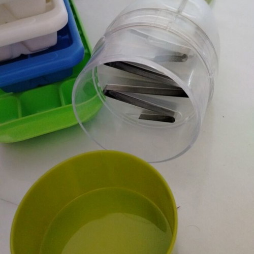 Manual vegetable cutter and 4 ice cube trays new