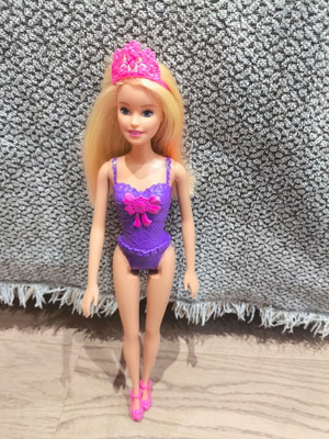 Κούκλα Barbie Dreamtopia μεταχειρισμένη με φόρεμα, παπούτσια, στέμμα και χτένα
