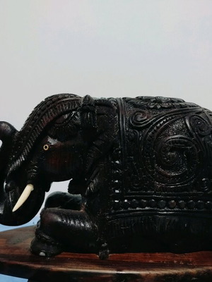 Ξύλινος χειροποίητος ελέφαντας με σκαλιστά σχέδια σαν καινούργιος