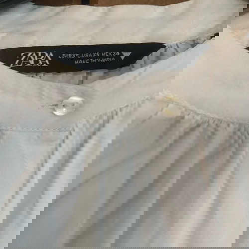 Λευκό πουκάμισο ZARA XS με λεπτομέρειες στα μανίκια , έχει άνετη γραμμή καλύπτει έως και medium