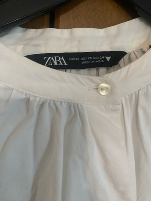 Λευκό πουκάμισο ZARA XS με λεπτομέρειες στα μανίκια , έχει άνετη γραμμή καλύπτει έως και medium