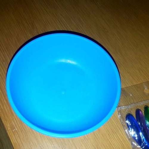 Plastic bowl set with spoons like new