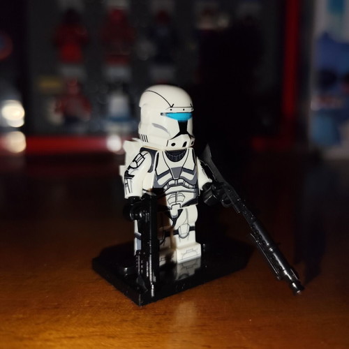 Clone Commando Delta Squad figure with base and accessories