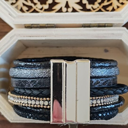 Bracelet wrist in like new condition, black and multicolor