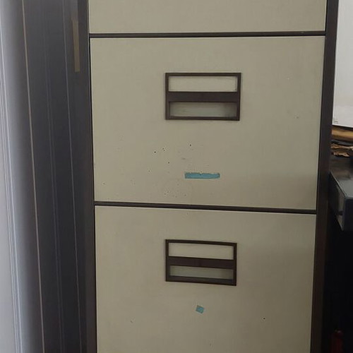 Filing cabinet like new with 4 deep drawers, metal, lockable