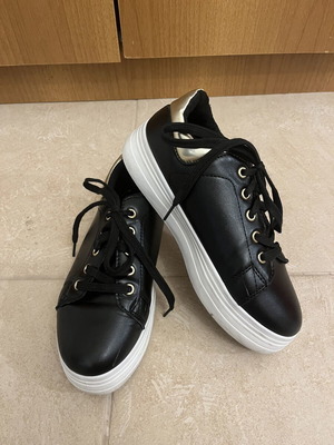 Μαύρα sneakers πλατφόρμας νούμερο 38 σαν καινούργια με λευκή σόλα