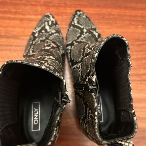 Snail print ankle boots like new, in grey and black