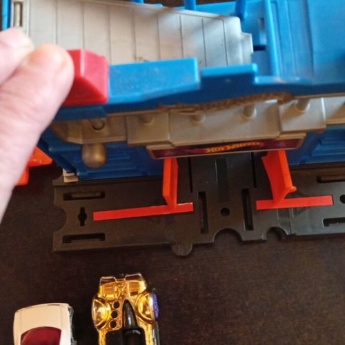 Hot Wheels small track like new with 2 cars