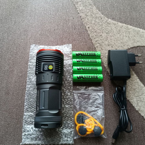 Vastfire flashlight 16000LM 8xCREE XM-L2 LED with LCD screen charger and 4 batteries new
