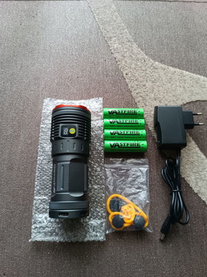 Vastfire flashlight 16000LM 8xCREE XM-L2 LED with LCD screen charger and 4 batteries new