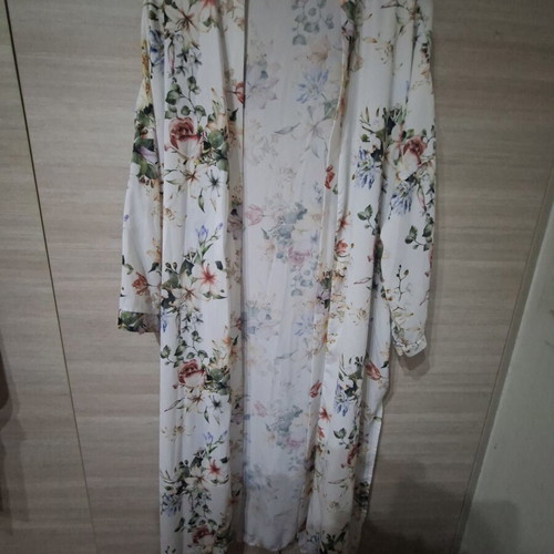 Kimono like new with colorful light fabric and comfortable fit