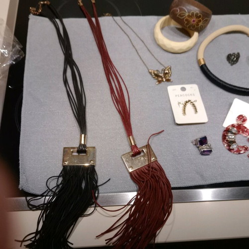 Jewelry set used with necklaces, earrings, bracelets, and rings