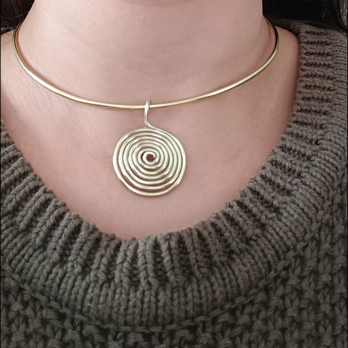 Necklace gold rod new with removable spiral made of aluminum wire
