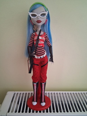 Monster High Ghoulia Yelps κούκλα πρώτου κύματος καινούργια με βάση και αξεσουάρ