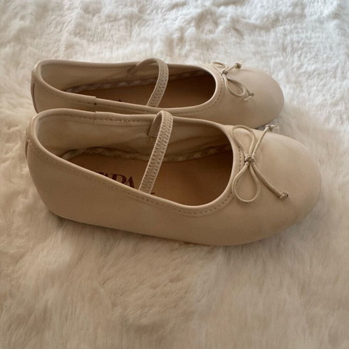 Zara children's ballerinas size 25 like new, white and beige