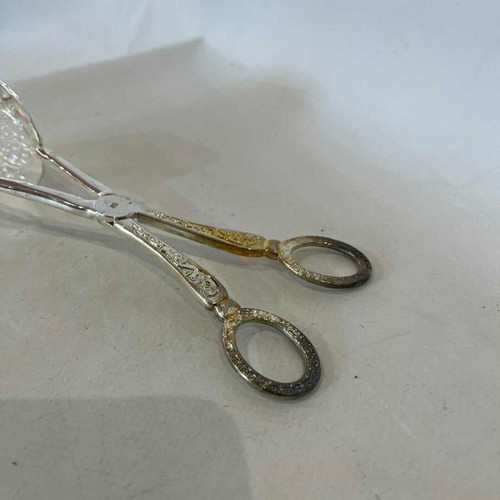 Vintage silver-plated serving tongs with embossed design, 21cm