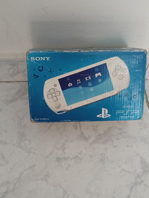 Sony PlayStation Portable PSP бял употребяван, комплект в кутия без зарядно