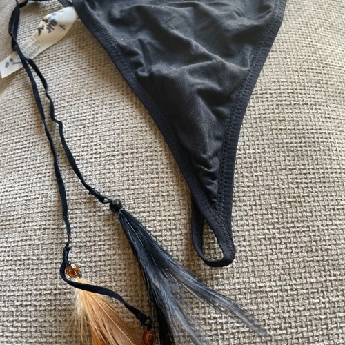 Wonderbra thong black like new with feather details