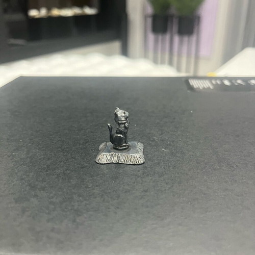 Metal miniature cat like new with base and detailed work