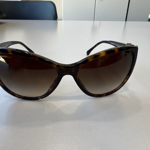 Channel sunglasses with bow on arm like new, brown