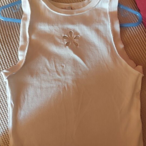 Pull&Bear White Rib Crop Top size M like new with Flower Cut-Out