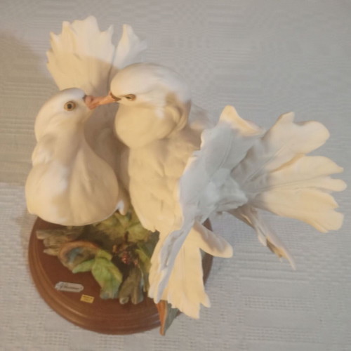 Giuseppe Armani porcelain figurine vintage "Doves' Kiss"