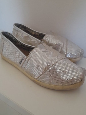 Παπούτσια Toms Y 2 νούμερο 34 ασημί σαν καινούργια