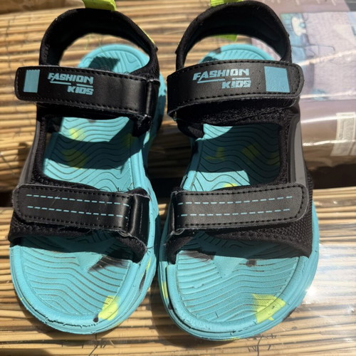 Boys' sandals size 31, like new, lightly worn