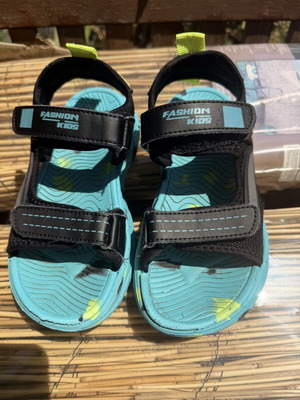 Boys' sandals size 31, like new, lightly worn